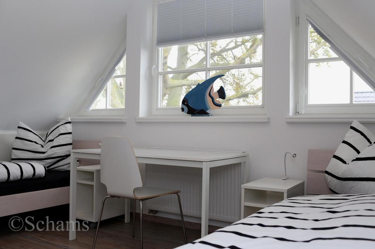 Ostseelagune Zingst, Exklusive Dhh, Strandnah, Sauna, Kamin, 3 Sz, 2 Baeder, Glasfaser, Haustierfrei, Garten Mit Suedterrasse, E-Ladesaeule, 2 Stellplaetze, Strandkorb, Fahrradschuppen, Waschmaschine, Trockner, Nichtraucher Luaran gambar