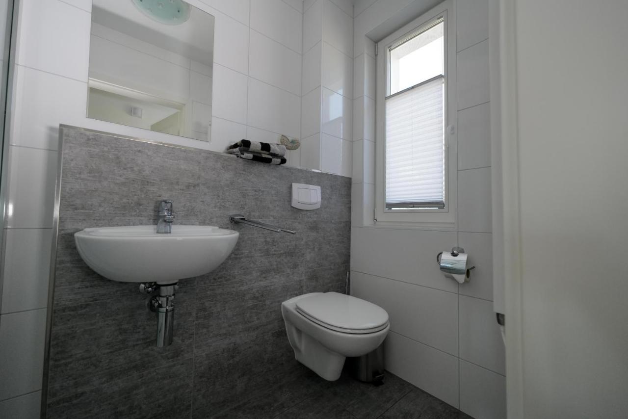 Ostseelagune Zingst, Exklusive Dhh, Strandnah, Sauna, Kamin, 3 Sz, 2 Baeder, Glasfaser, Haustierfrei, Garten Mit Suedterrasse, E-Ladesaeule, 2 Stellplaetze, Strandkorb, Fahrradschuppen, Waschmaschine, Trockner, Nichtraucher Luaran gambar
