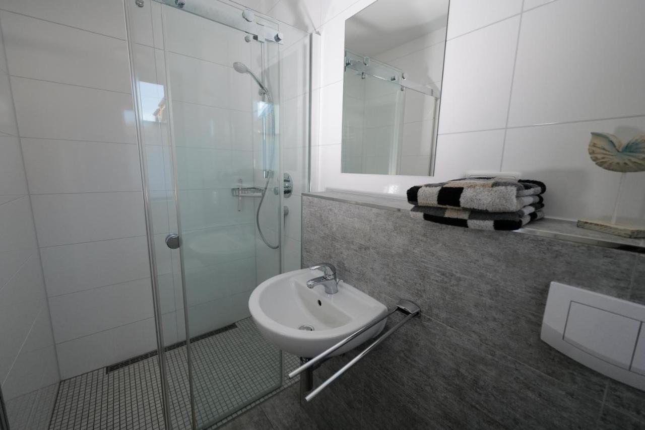 Ostseelagune Zingst, Exklusive Dhh, Strandnah, Sauna, Kamin, 3 Sz, 2 Baeder, Glasfaser, Haustierfrei, Garten Mit Suedterrasse, E-Ladesaeule, 2 Stellplaetze, Strandkorb, Fahrradschuppen, Waschmaschine, Trockner, Nichtraucher Luaran gambar