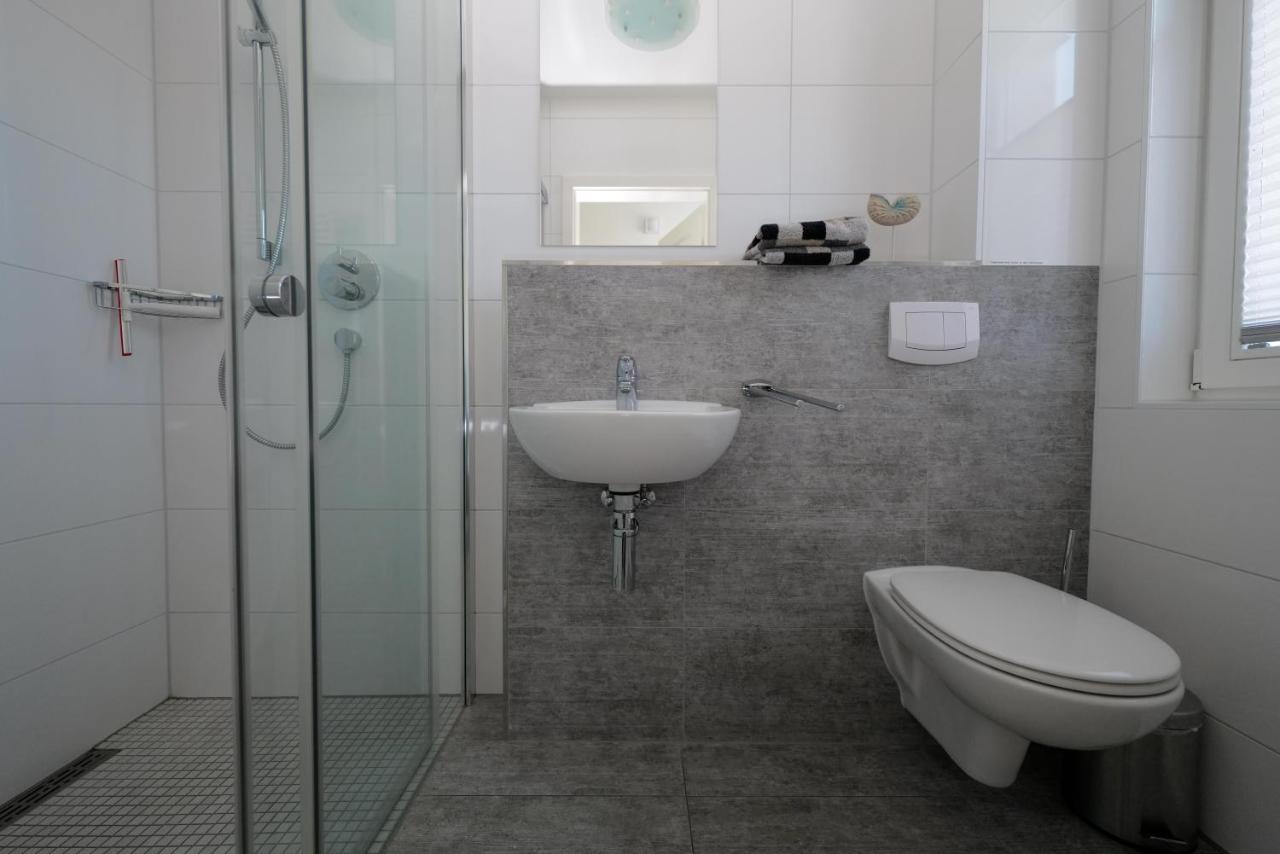Ostseelagune Zingst, Exklusive Dhh, Strandnah, Sauna, Kamin, 3 Sz, 2 Baeder, Glasfaser, Haustierfrei, Garten Mit Suedterrasse, E-Ladesaeule, 2 Stellplaetze, Strandkorb, Fahrradschuppen, Waschmaschine, Trockner, Nichtraucher Luaran gambar