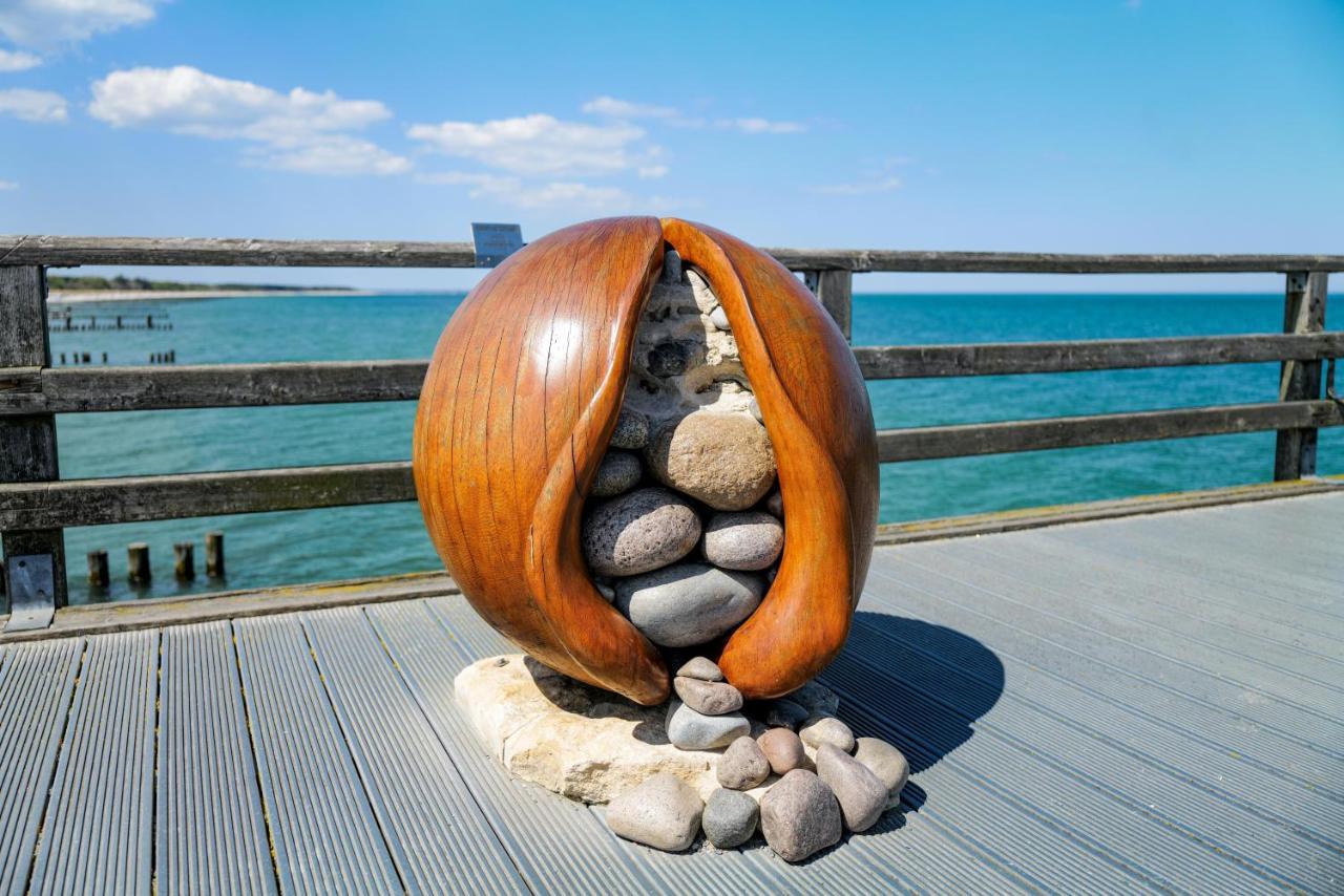 Ostseelagune Zingst, Exklusive Dhh, Strandnah, Sauna, Kamin, 3 Sz, 2 Baeder, Glasfaser, Haustierfrei, Garten Mit Suedterrasse, E-Ladesaeule, 2 Stellplaetze, Strandkorb, Fahrradschuppen, Waschmaschine, Trockner, Nichtraucher Luaran gambar