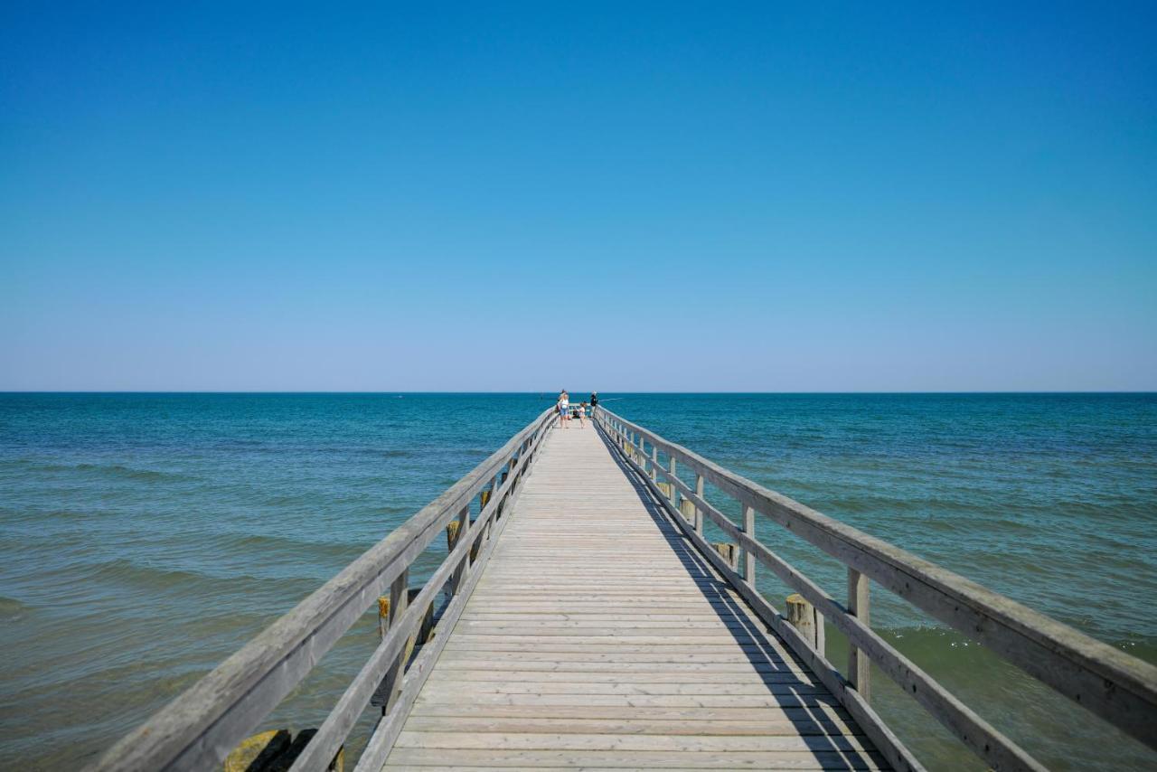 Ostseelagune Zingst, Exklusive Dhh, Strandnah, Sauna, Kamin, 3 Sz, 2 Baeder, Glasfaser, Haustierfrei, Garten Mit Suedterrasse, E-Ladesaeule, 2 Stellplaetze, Strandkorb, Fahrradschuppen, Waschmaschine, Trockner, Nichtraucher Luaran gambar