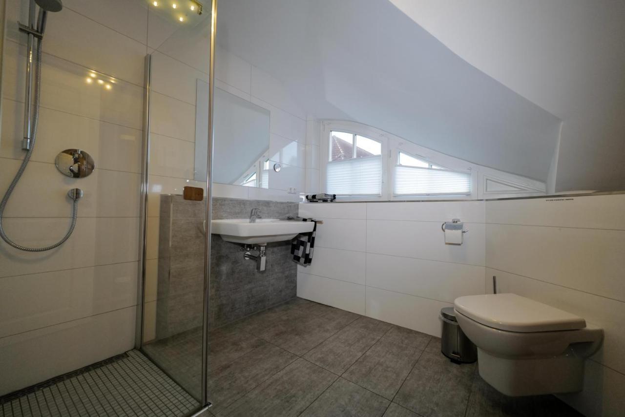 Ostseelagune Zingst, Exklusive Dhh, Strandnah, Sauna, Kamin, 3 Sz, 2 Baeder, Glasfaser, Haustierfrei, Garten Mit Suedterrasse, E-Ladesaeule, 2 Stellplaetze, Strandkorb, Fahrradschuppen, Waschmaschine, Trockner, Nichtraucher Luaran gambar