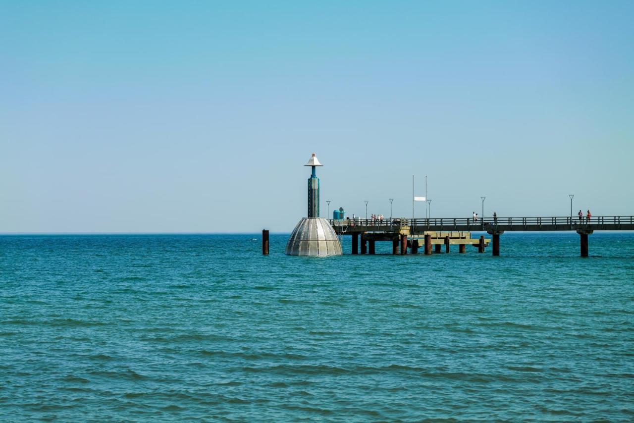 Ostseelagune Zingst, Exklusive Dhh, Strandnah, Sauna, Kamin, 3 Sz, 2 Baeder, Glasfaser, Haustierfrei, Garten Mit Suedterrasse, E-Ladesaeule, 2 Stellplaetze, Strandkorb, Fahrradschuppen, Waschmaschine, Trockner, Nichtraucher Luaran gambar