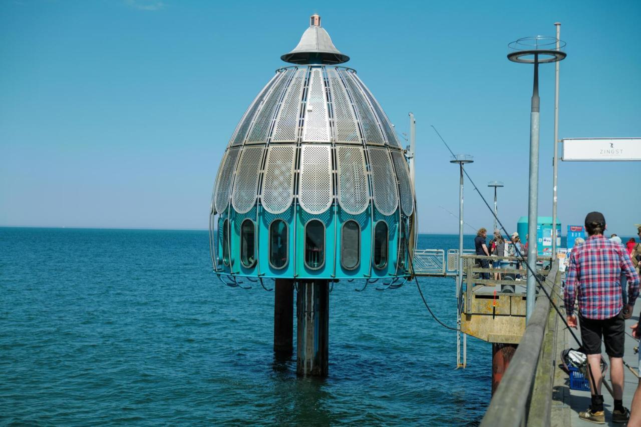 Ostseelagune Zingst, Exklusive Dhh, Strandnah, Sauna, Kamin, 3 Sz, 2 Baeder, Glasfaser, Haustierfrei, Garten Mit Suedterrasse, E-Ladesaeule, 2 Stellplaetze, Strandkorb, Fahrradschuppen, Waschmaschine, Trockner, Nichtraucher Luaran gambar