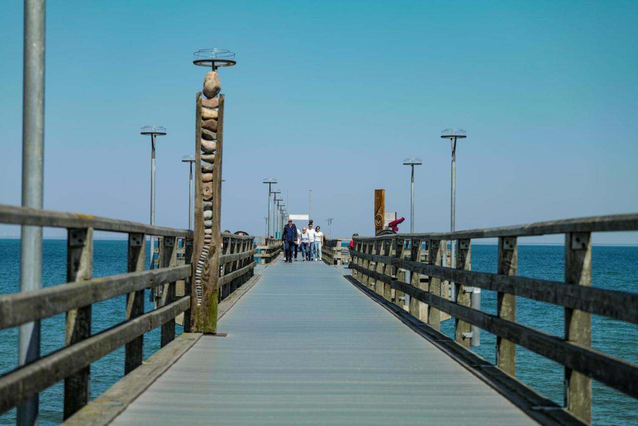 Ostseelagune Zingst, Exklusive Dhh, Strandnah, Sauna, Kamin, 3 Sz, 2 Baeder, Glasfaser, Haustierfrei, Garten Mit Suedterrasse, E-Ladesaeule, 2 Stellplaetze, Strandkorb, Fahrradschuppen, Waschmaschine, Trockner, Nichtraucher Luaran gambar